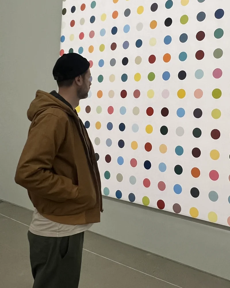 Adrià looking at a painting in a museum